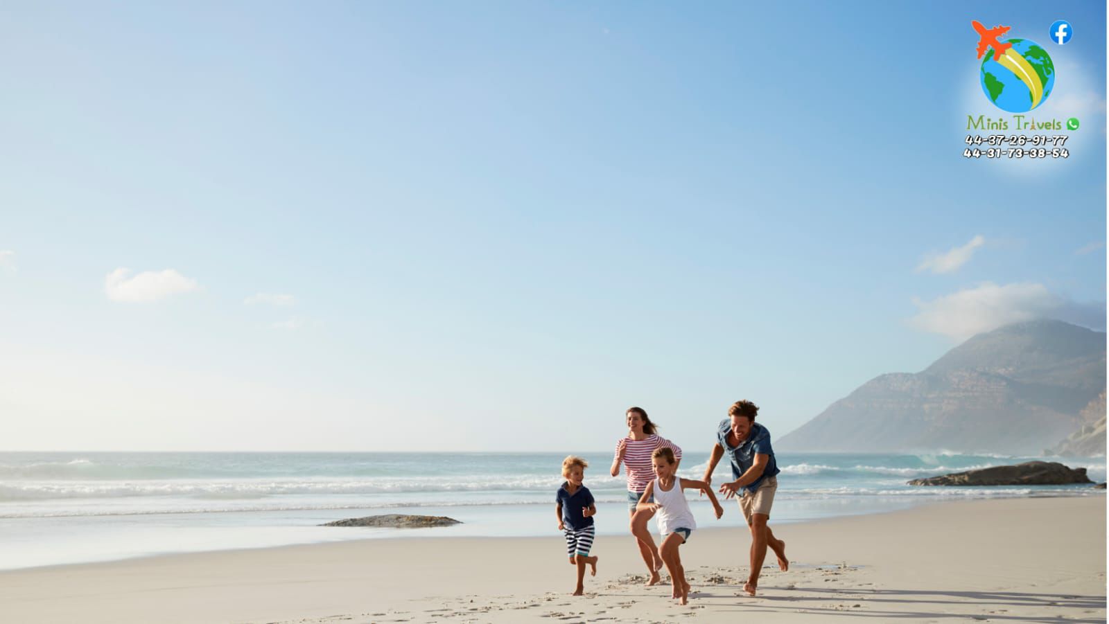 Familia disfrutando vacaciones en la playa